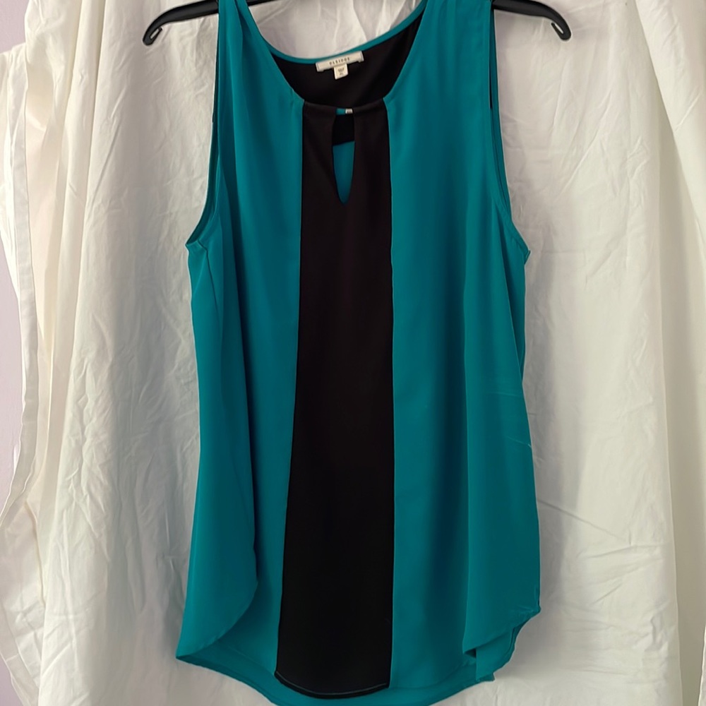 Sleeveless blouse with flattering black stripe and detail at neckline